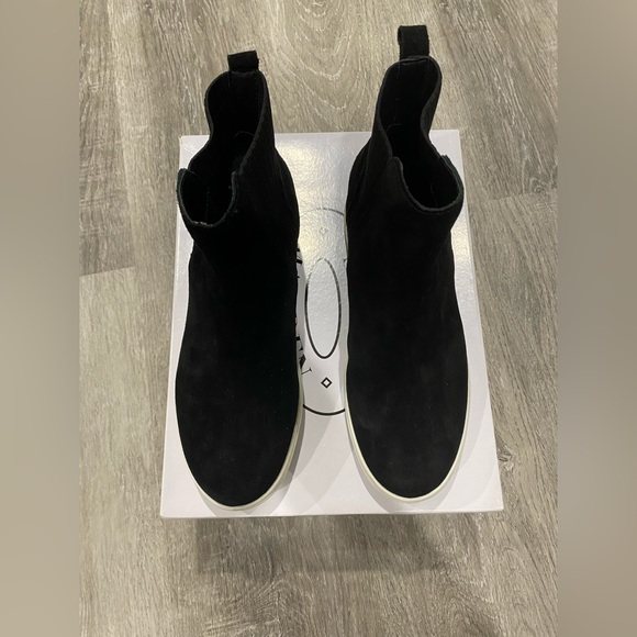 Ankle-boot silhouette Steve Madden sneakers, rendered in refined suede. … - Picture 9 of 13